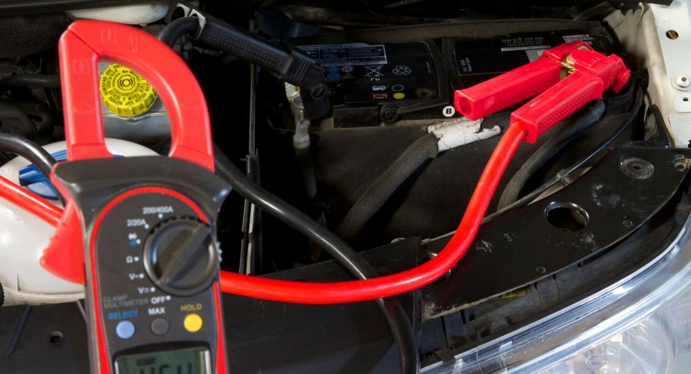 Enbart 4,6 volt gör start omöjlig. Startkablar blir räddningen!