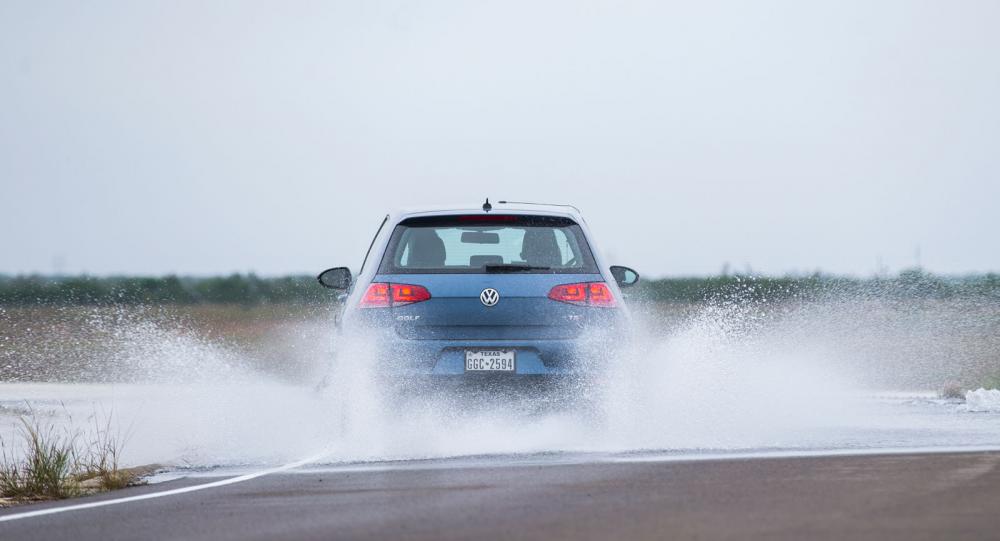 Vattenplaning i kurva är ett tufft test som körs genom en halvcentimeter djup vattengrav.