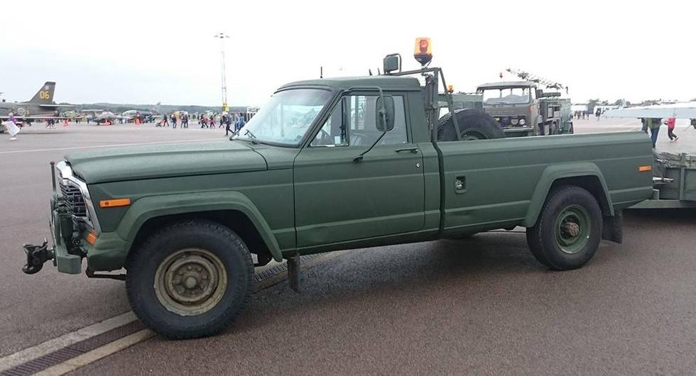 Flygvapnet använder 40 år gamla, trafikfarliga bilar