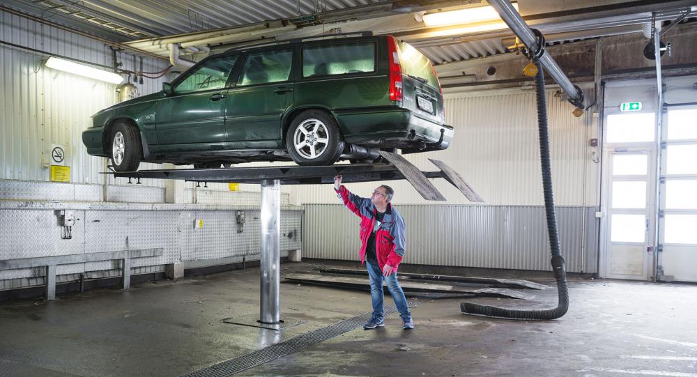 Att hissa upp bilen på en lyft för en inspektion underifrån är en fördel om du är spekulant på en billig bil.