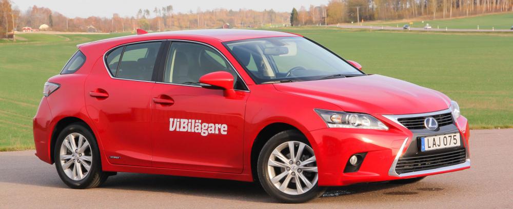 Lexus CT 200h är en hybridbil byggd på samma teknik som Toyota Prius, men den är mindre och sportigare.