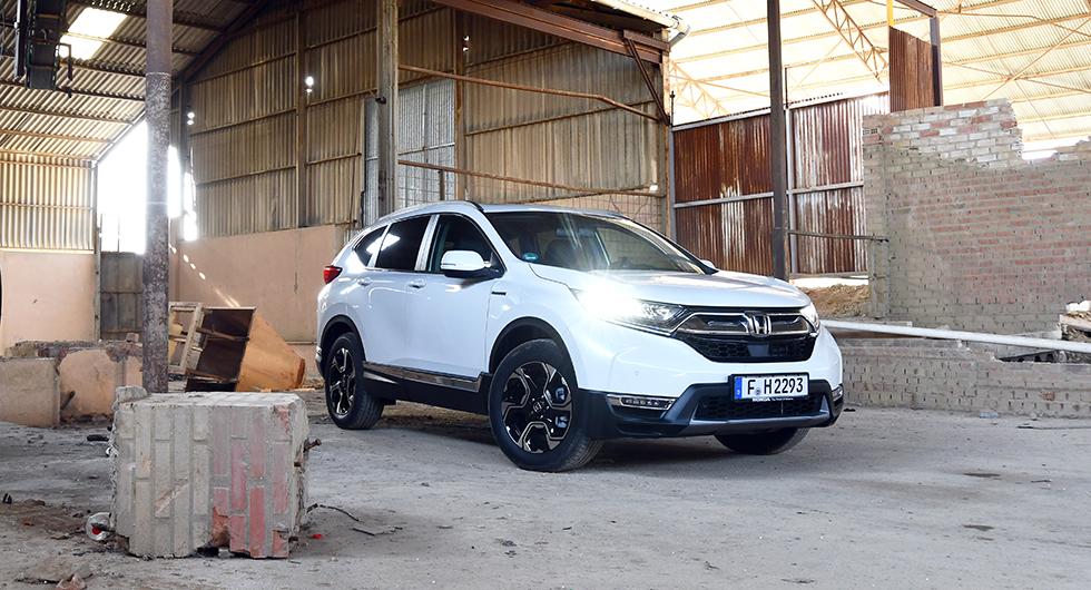 Utöver det diskreta hybridmärket på framflygeln är det inte mycket som skiljer CR-V från de mindre miljövänliga syskonen.