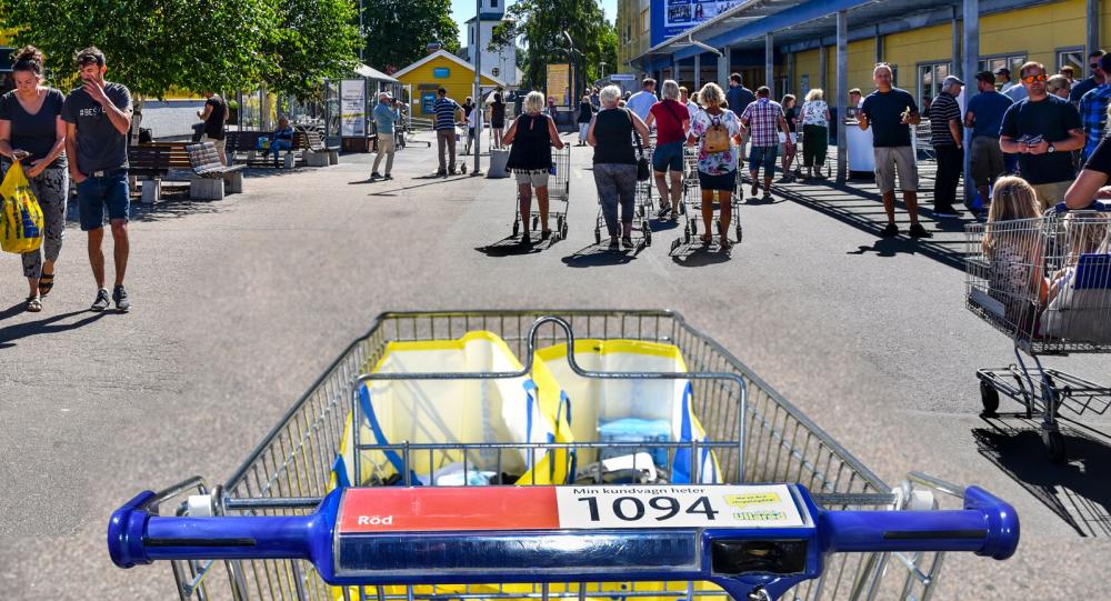 I vagn 1094 finns gott om plats för shoppingfynd och vi drar oss mot ingången tillsammans med andra köpsugna.
