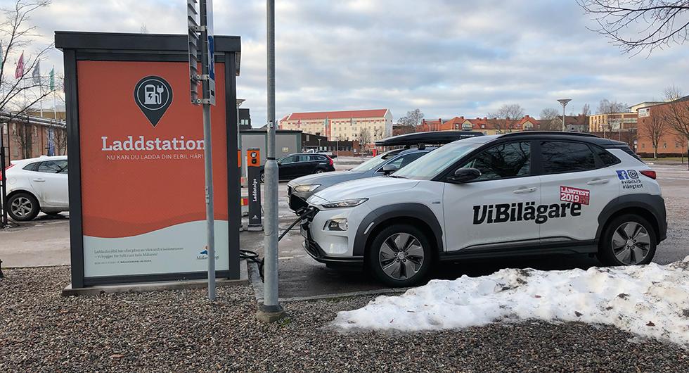 Att kunna sätta bilen på laddning när man har ärenden på stan ger en känsla av lugn. Extra grädde på moset är när man hittar en gratis snabbladdare, som den här från Mälarenergi.