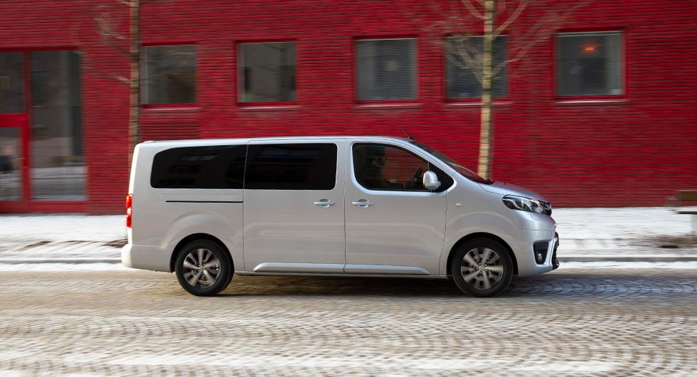 Proace Verso är identisk med Citroën Spacetourer, Peugeot Traveller och Opel Zafira. Utrustningskombinationer, pris och garantier skiljer. Citroën har 12 års rostskyddsgaranti, Toyota nöjer sig med 6 år.