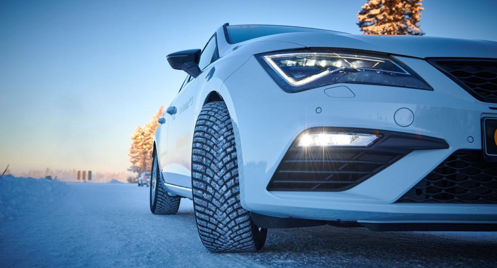 IceContact3 gör samma resa som friktionsdäcket VikingContact7 – byter från asymmetriskt till symmetriskt mönster. Dubbar med gummikropp för stora storlekar, aluminium för små. (Foto: Continental).
