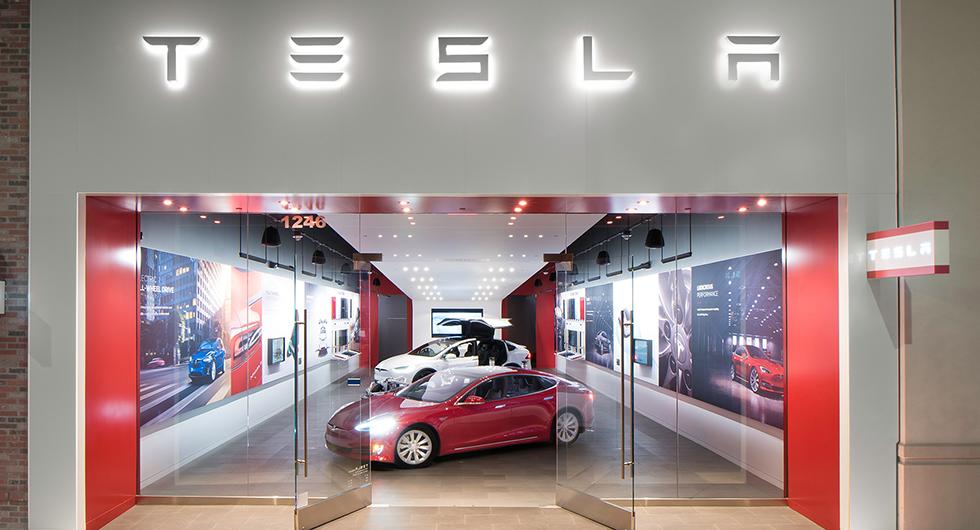 Tesla svänger om butiksstängning