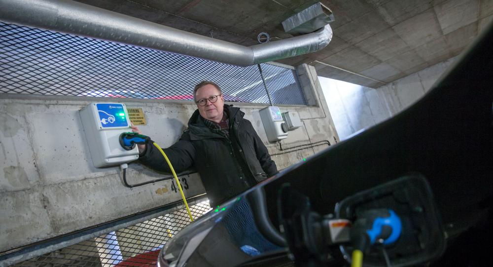 – Vår tanke är att bygga fler laddplatser om behovet blir större, säger Bengt Dahlstedt som själv kör laddhybrid och sitter i styrelsen i Träpatronens samfällighet.