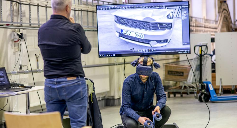 En stor del av CEVT:s arbete görs i datormiljö och som här, med VR-teknik som hjälp.