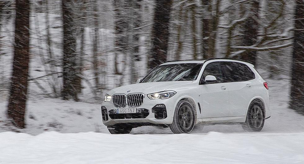 Fjärde generationen BMW X5 är större än sin föregångare på alla ledder. De nya laserstrålkastarna med blå signatur kostar 20.200 kronor extra.