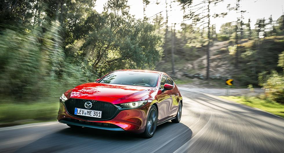 Mazda 3 visar sig från sin bästa sida. LED-strålkastare är standard, adaptiv ljusbild är tillval. Strålkastarspolningen är gömd i det mörka partiet.