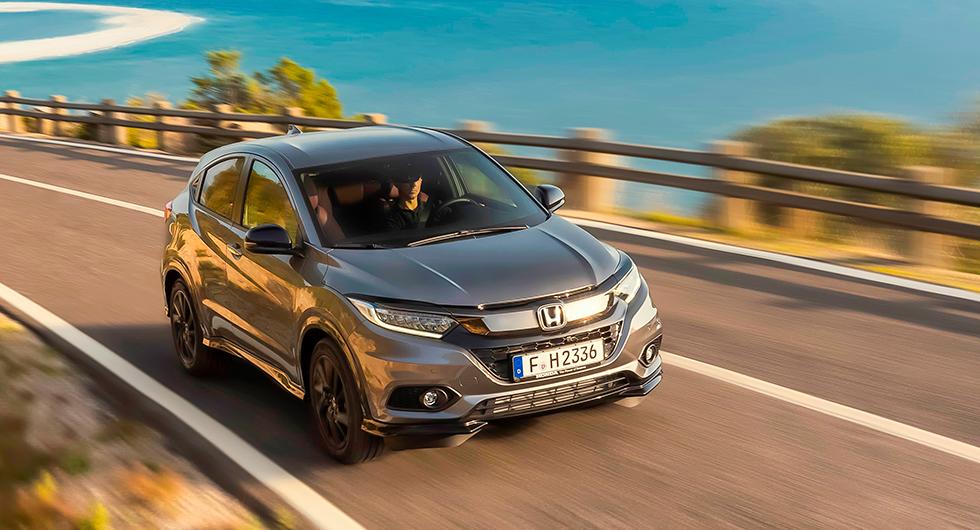 Den tidigare så sävliga HR-V är full av ungdomlig vigör efter motortransplantationen. Den glitt-riga grillen har blivit svartlackerad.