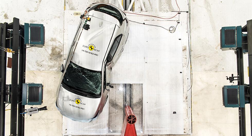 Toyota Corolla utsätts för krasch mot stolpe av Euro NCAP.