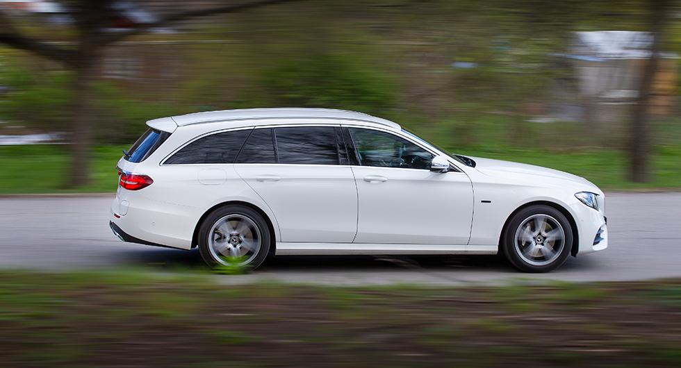 Mercedes-Benz långa och rymliga E-klass är en riktig laståsna, men i laddbart utförande för-svinner en av modellens främsta kvaliteter.
