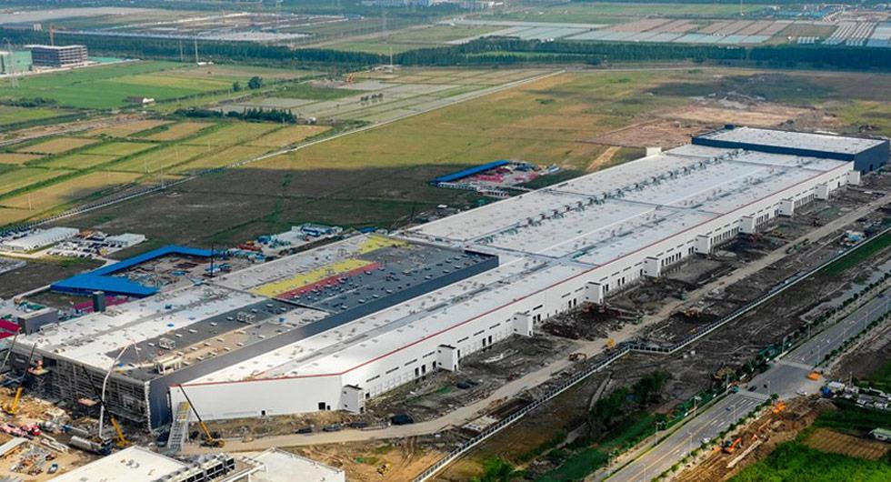 Tesla visar upp nya fabriken i Kina