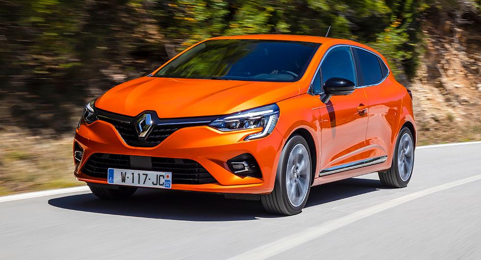 Nya Renault Clio har blivit vuxnare med elegantare linjer men utifrån är ändå skillnaden ganska liten. Lite tuffare lyktor, mer skulpterade linjer på huven och sidorna är det som syns mest.