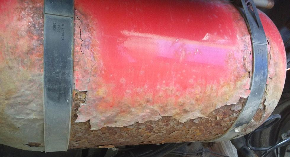 UNDERKÄND: Opel Astra CNG, årsmodell 2004.
Den här synen mötte Jenny och Andreas Löfgren när de plockade av plastkåpan under deras gasdrivna Opel Astra. Bilen kommer inte att klara nästa besiktning, enligt en gasbilsverkstad.