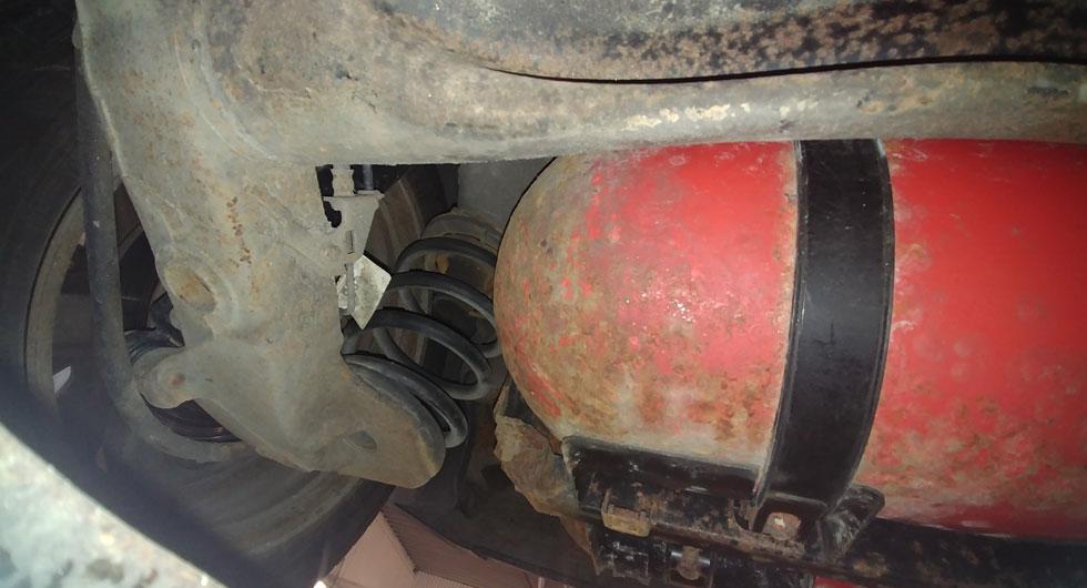 Underkänd Opel Zafira CNG, årsmodell 2009. nga fel i övrigt men rosten på tankarna ledde till körförbud. Tankbyte kostar 40 000 kronor, ungefär vad bilen är värd.
