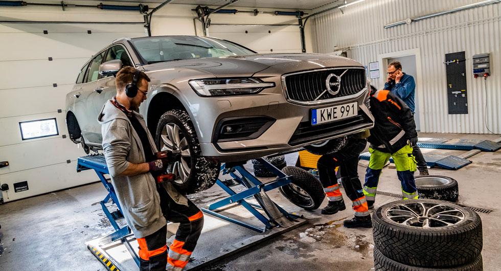 Mutterpickadollerna smattrar högt dagarna igenom. Det krävs över 300 däckbyten innan dubb- och friktionstesterna är klara.