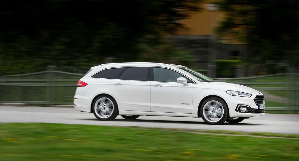 Emblemet på framdörrarna röjer hybridversionen av Mondeo. Kombikarossen är ett tillskott till utbudet.