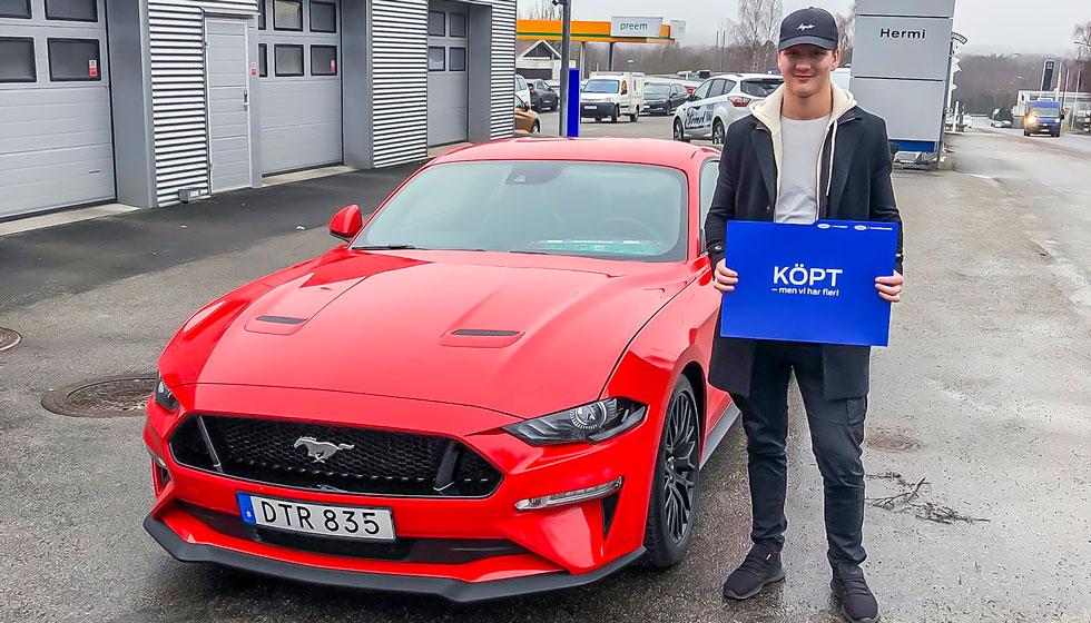 Nöjd bilköpare – ännu ovetande om krockskadan. Hermibil i Växsjö sålde Mustangen till Sebastian Colakoff utan att berätta att bilen krockats vid en provkörning.