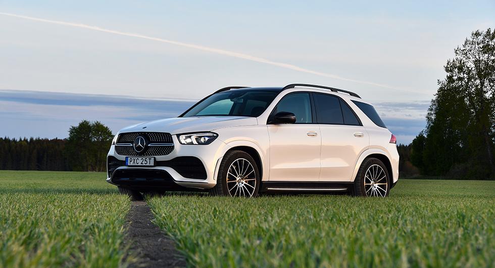 AMG-paket ger barsk uppsyn, men luftintagen är bara kulisser. Visst ser hjulen rätt så lagom ut? Dimensionen är 275/45 R21 ... Slitsen i framkant på hjulhusen leder luft över hjulet och minskar turbulensen, Cd-värdet är låga 0,29.