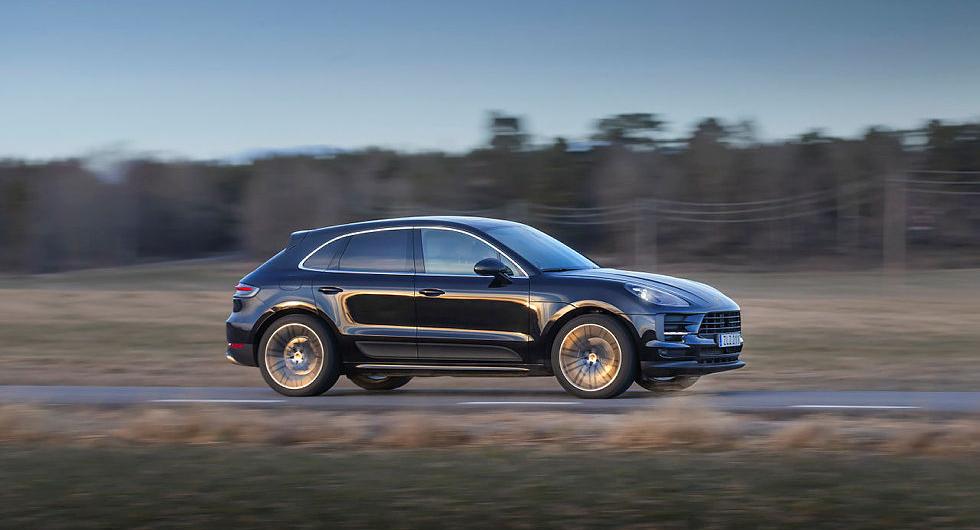 Kvällsljuset spelar i karossformerna. De nya baklamporna förbinds av Porsches karaktäristiska ”ljusband”.