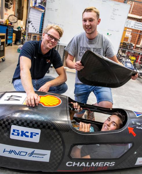 Effektiva bilbyggare. Eric Olsson, Herman Wäpling och Alexander Andersson (på förarplats) vet hur man hushållar med bränslet.