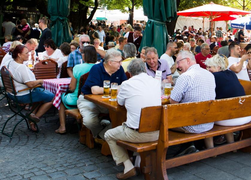 Åtminstone några besök på Biergartens är ett måste. Ingen stad i världen har så många, över 100 stycken gömmer sig här.