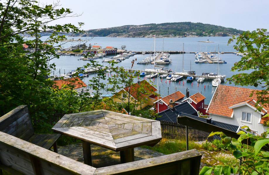 Vid leden upp på Vetteberget finns sittplatser med utsikt över Fjällbacka och havet.