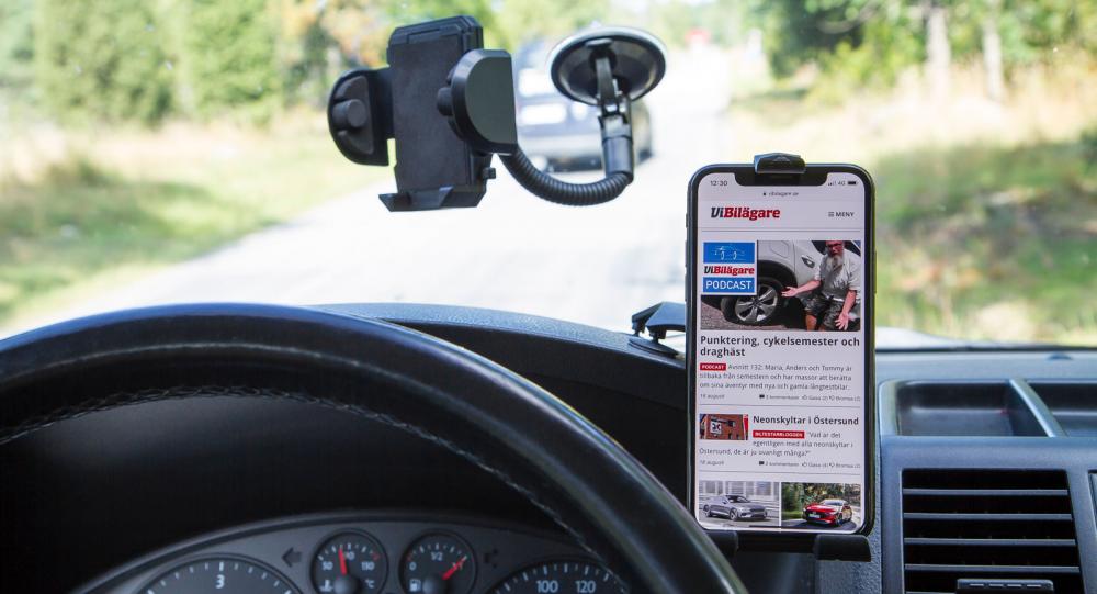 En korrekt placerad mobilhållare ska inte påverka sikten framåt.