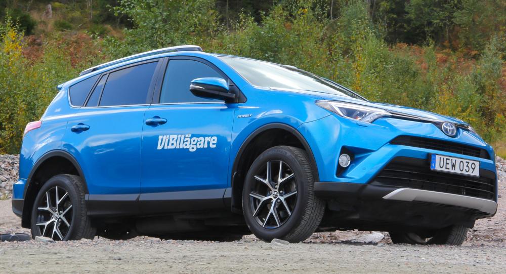 Nej, någon terrängbil är inte Toyota RAV4, utan mer av en högbyggnad och säker bil.
