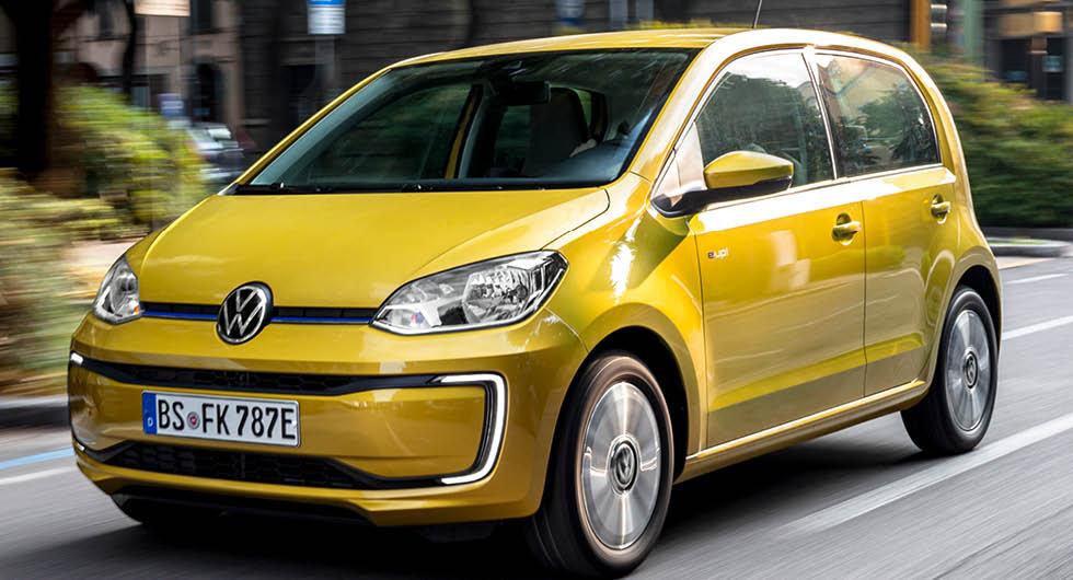 Volkswagen e-Up skiner som starkast i stadsmiljö. Färgen Honey yellow metallic sticker ut från mängden.