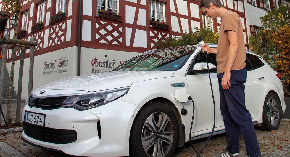 Nä, det är fortfarande svårt att ladda på långresa. Vid Gasthof Adler i Lindau, södra Tyskland, fanns inga uttag.