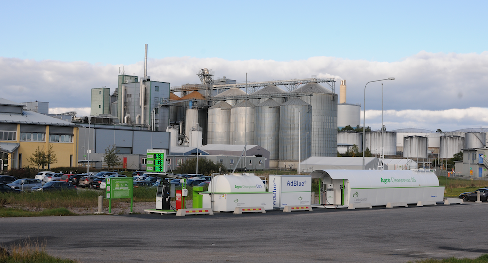 Hos Agroetanol i Norrköping tillverkas E85 med 80 procent lägre koldioxidutsläpp än bensin. För att få så fina siffror krävs att fabriken drivs av överbliven fjärrvärme från värmeverket intill och att biprodukterna tas till vara. EUs minimikrav för biodrivmedel är 50 procent lägre koldioxidutsläpp.