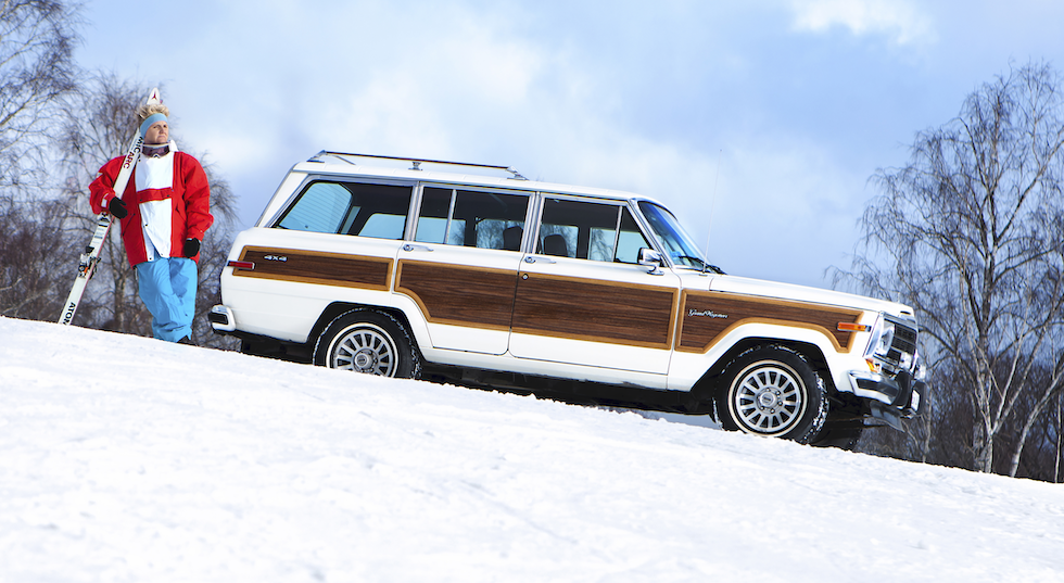Bilen som tar dig hela vägen upp till skidbackens topp – Jeep Wagoneer/Grand Wagoneer brukar kallas för världens första suv. Första fyrhjulsdrivna terrängkombin med personbilskänsla var det i alla fall.