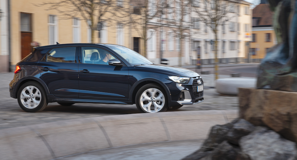 Citycarver har 3,5 centimeter högre markfrigång än vanliga A1 Sportback. Större hjul, andra fjädrar samt stötdämpare hjälper till att höja bilen.