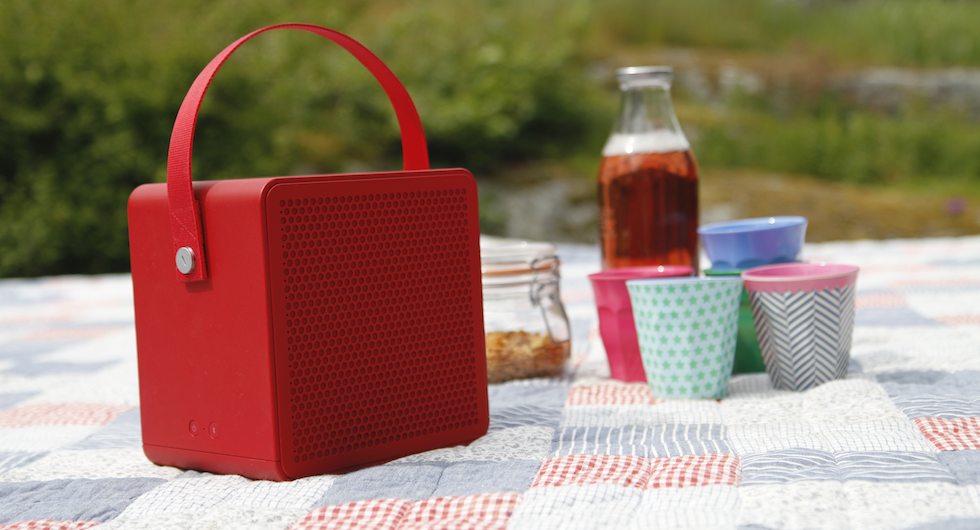 Att ha med sig musik på picknickfilten kan lyfta vilken blaskig saft som helst till oanade höjder.