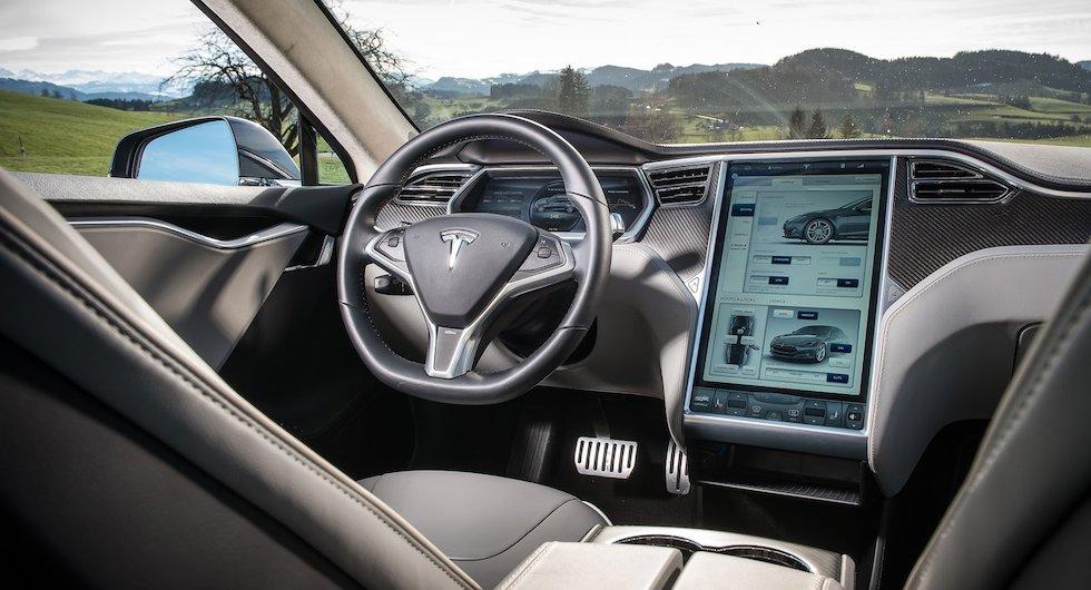Teslas huvudvärk: Strulande pekskärm och läckande batterier
