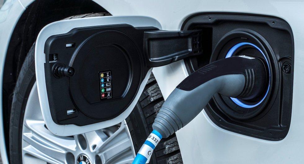BMW återkallar laddhybrider – batteriet kan kortslutas
