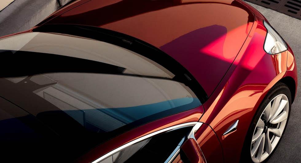 Teslaförare använde pekskärmen – fick körkortet indraget