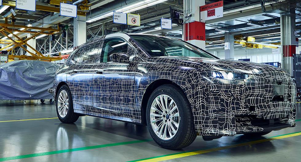 BMW har börjar visa bilder på en maskerad version av elsuven iNext.