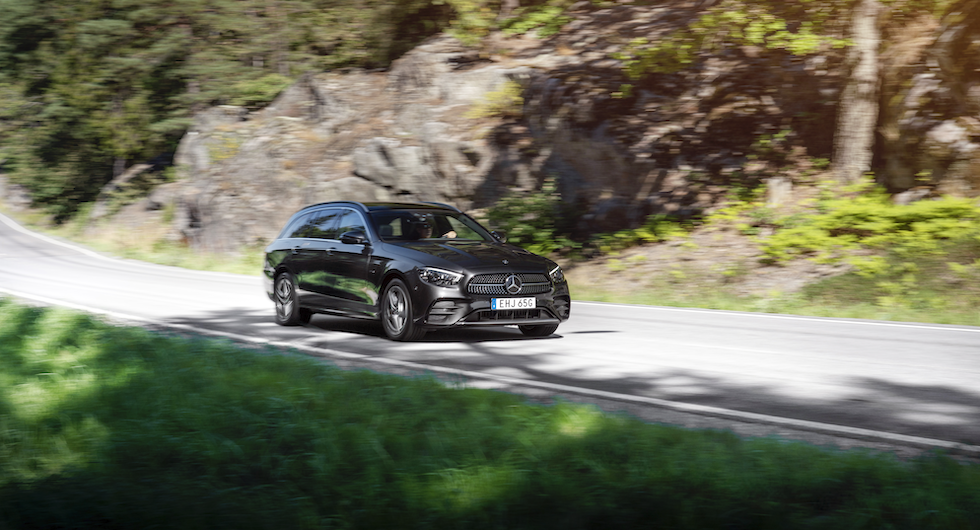 Mercedes uppdaterar sin storsäljande E-klass efter fyra år i produktion. Drivlinor och hybriddrift är oförändrat.