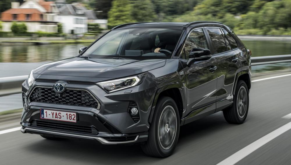 Laddhybridversionen av RAV4 kan bli en storsäljare bland tjänstebilarna. Högt inköpspris men lågt förmånsvärde.