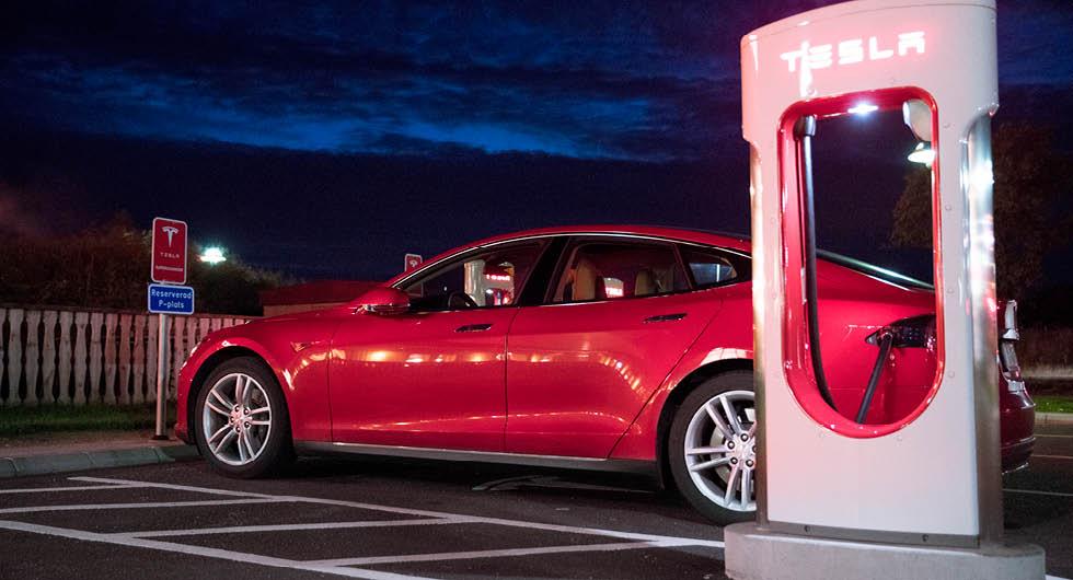 Teslas mystiska bugg: Vem som helst kan ladda gratis