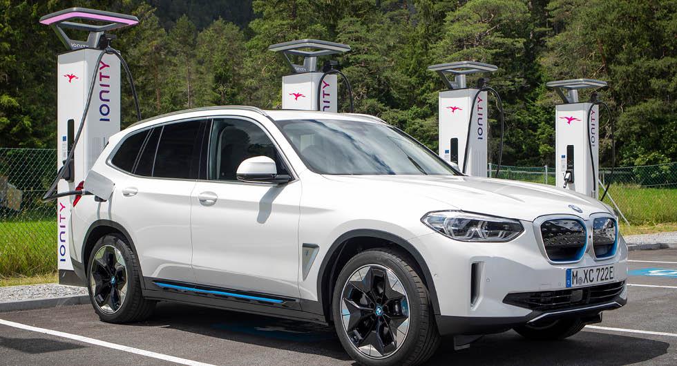 BMW lanserar smart laddare och poängsystem för laddhybrider