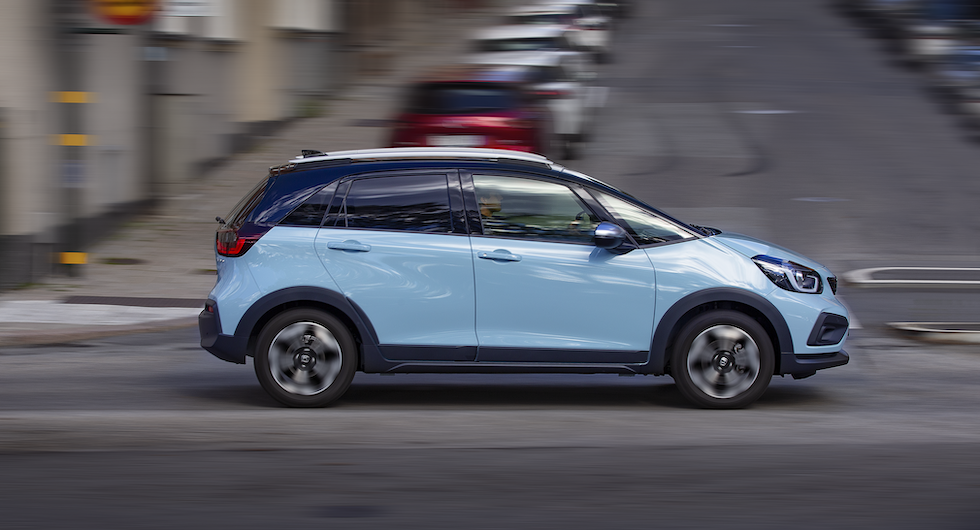 Honda Jazz är tillbaka på svenska marknaden som elhybrid. Nytt är modellversionen Crosstar som ger tre centimeter högre markfrigång.