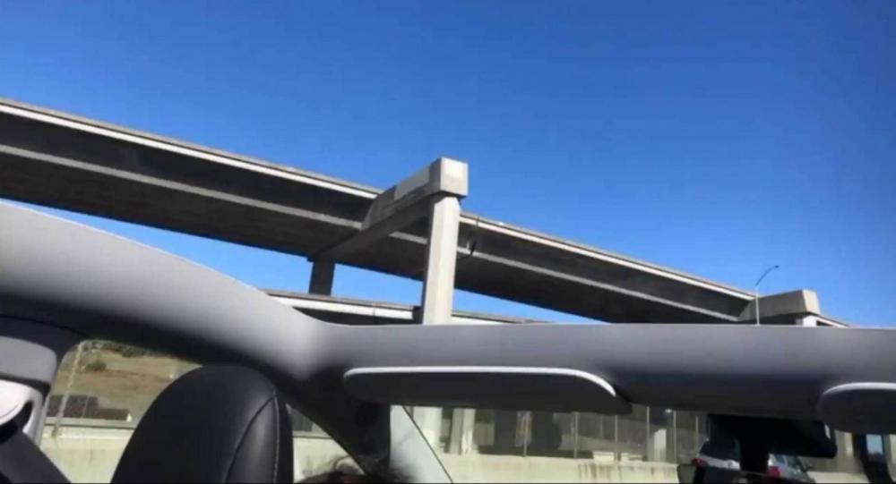 Skrämmande felet i Tesla Model Y: Glastaket flög av