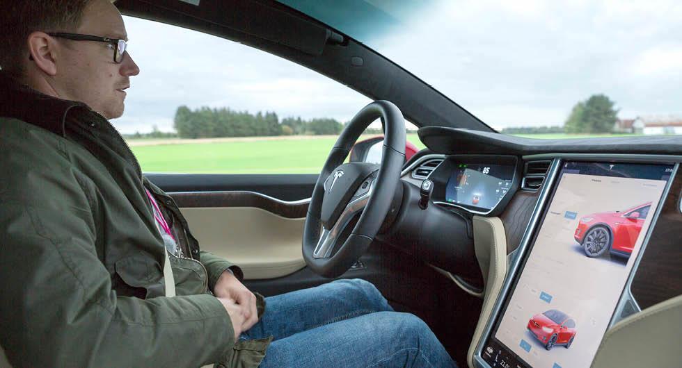 Tesla i blåsväder igen: Autopilot inte självkörande