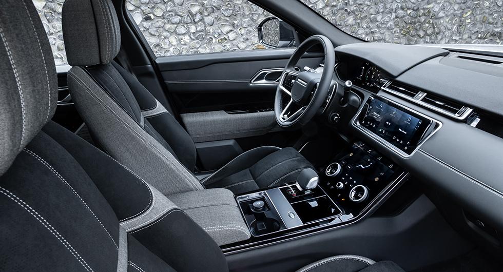 Tyget i sätena på Range Rover Velar består av "Kvadrat"; en textil gjord av återvunna PET-flaskor. Nu ska biltillverkaren även använda sig av gamla fisknät för att klä sina bilinteriörer.